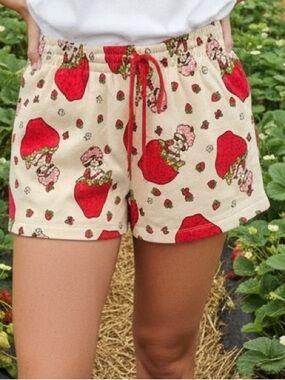 NWT Women’s Cream Strawberry Shortcake Print Shorts sweatshirt fabric Small